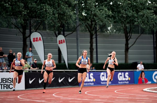 Paula de Boer (MTV Luebeck), Marion Brunner (LG Telis Finanz Regensburg), Katharina Kemp (MTV Luebeck), Laura Voß (LAZ Soest) ueber 200m am 07.05.2022 beim Stadtwerke Ratingen Mehrkampf-Meeting 2022 in Ratingen